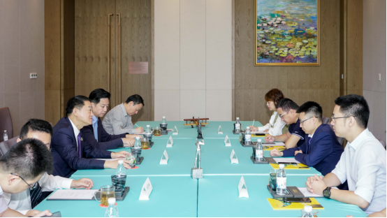 省旅投集團(tuán)黨委書記、董事長任丁與騰訊“王者榮耀”CTO鄧君、騰訊大成網(wǎng)總裁鄭亮座談交流