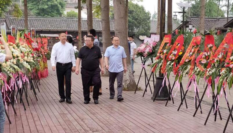 旅投集團(tuán)領(lǐng)導(dǎo)出席戰(zhàn)旗禧宴酒樓開業(yè)典禮