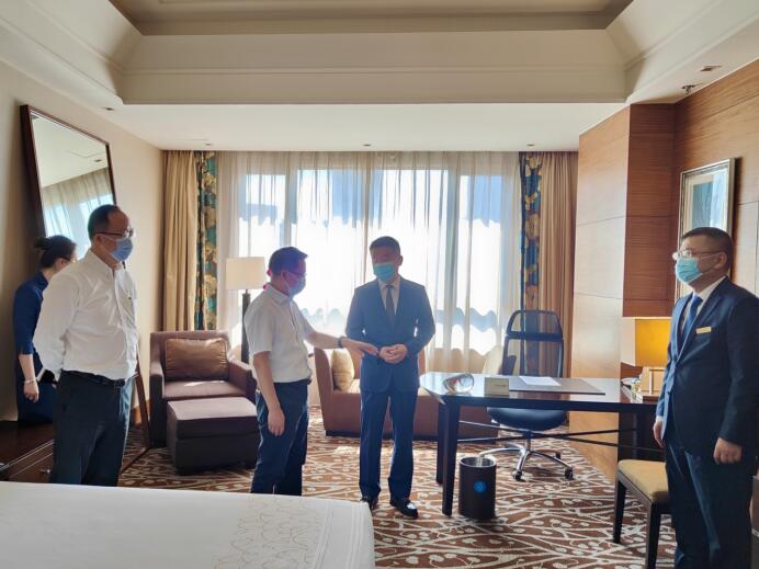 集團(tuán)黨委委員、董事鄭貴林檢查指導(dǎo)酒店疫情防控和防汛工作