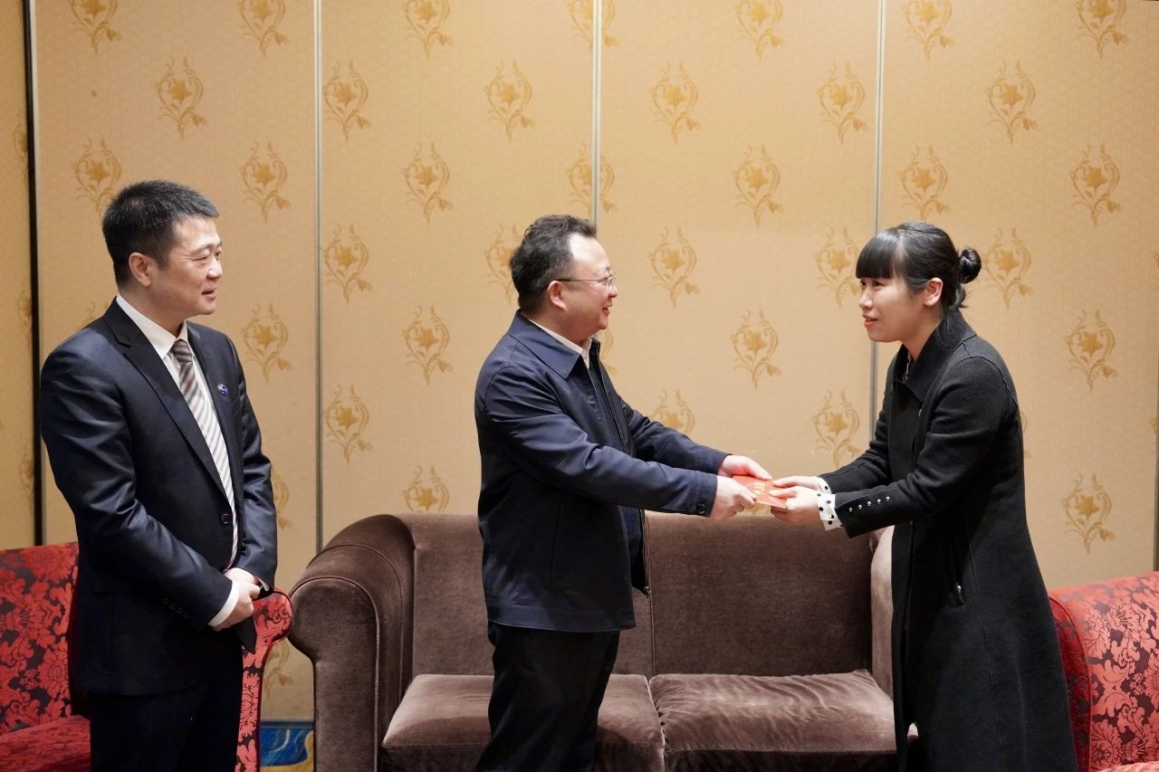 省國資委黨委委員、副主任何政一行走訪慰問省旅投集團生活困難黨員